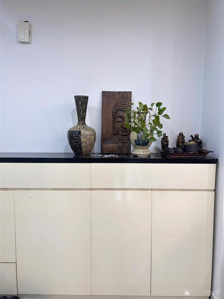 Giá thật, cần bán ch 4n  3wc 200m2 tòa tsq. tầng trung bc thoáng mát, full nội thất, sân vườn đẹp