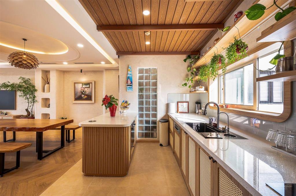 Gia đình cần bán ch 4n tòa hei tower. 176m2, tầng trung bc thoáng mát, full nội thất cao cấp, sổ đỏ