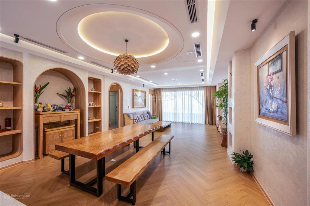 Gia đình cần bán ch 4n tòa hei tower. 176m2, tầng trung bc thoáng mát, full nội thất cao cấp, sổ đỏ