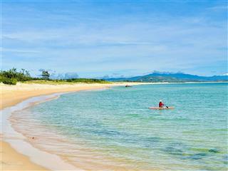 Bán lô đất 365m2 sổ sẵn, full thổ cư  cách biển tuy an chỉ 100m, đường oto  giá chỉ 10tr/m2