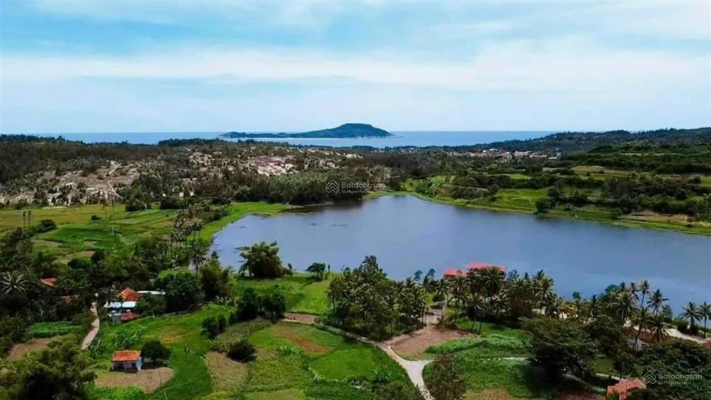 Cần bán lô đất sổ sẵn 1472m2 có thổ cư 1120m2 view hồ đồng môn, gần tuyến đường bộ ven biển
