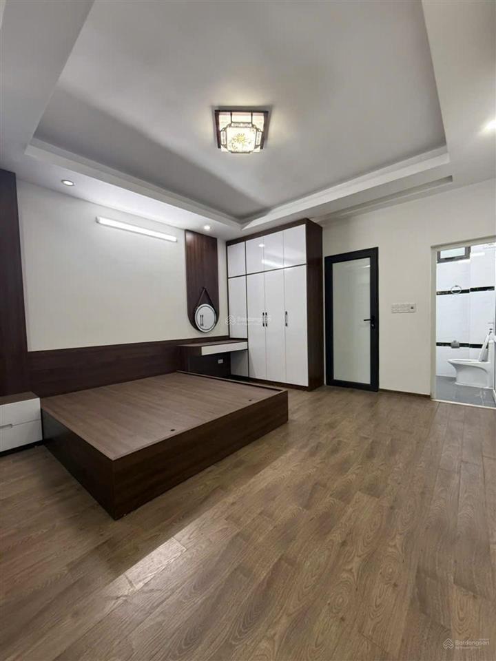Nhà mới 5 tầngtt.long biêntiện nghi đầy đủ chỉ việc xách về ở..oto vf3 vào nhà.100m oto tránh