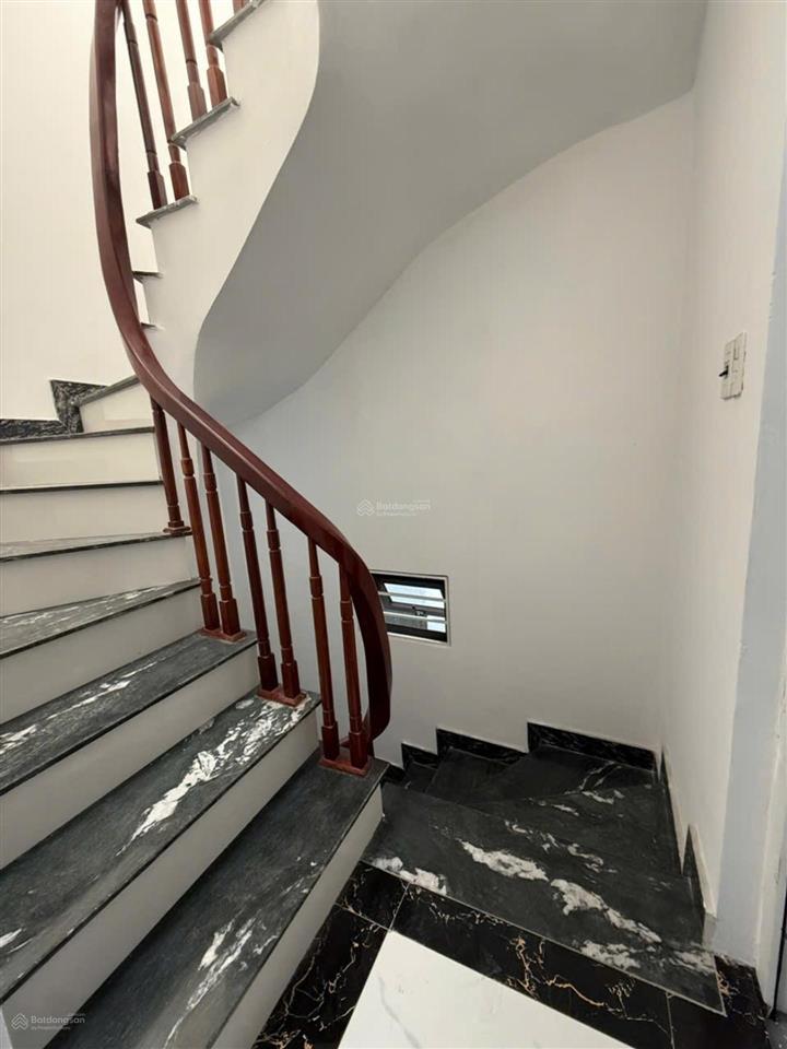 Nhà mới 5 tầngtt.long biêntiện nghi đầy đủ chỉ việc xách về ở..oto vf3 vào nhà.100m oto tránh