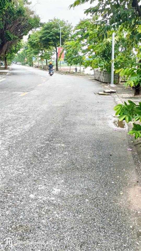 Bán đất tặng nhà 3 tầng, ngõ ô tô tránh, đỗ cửa, trung tâm long biên