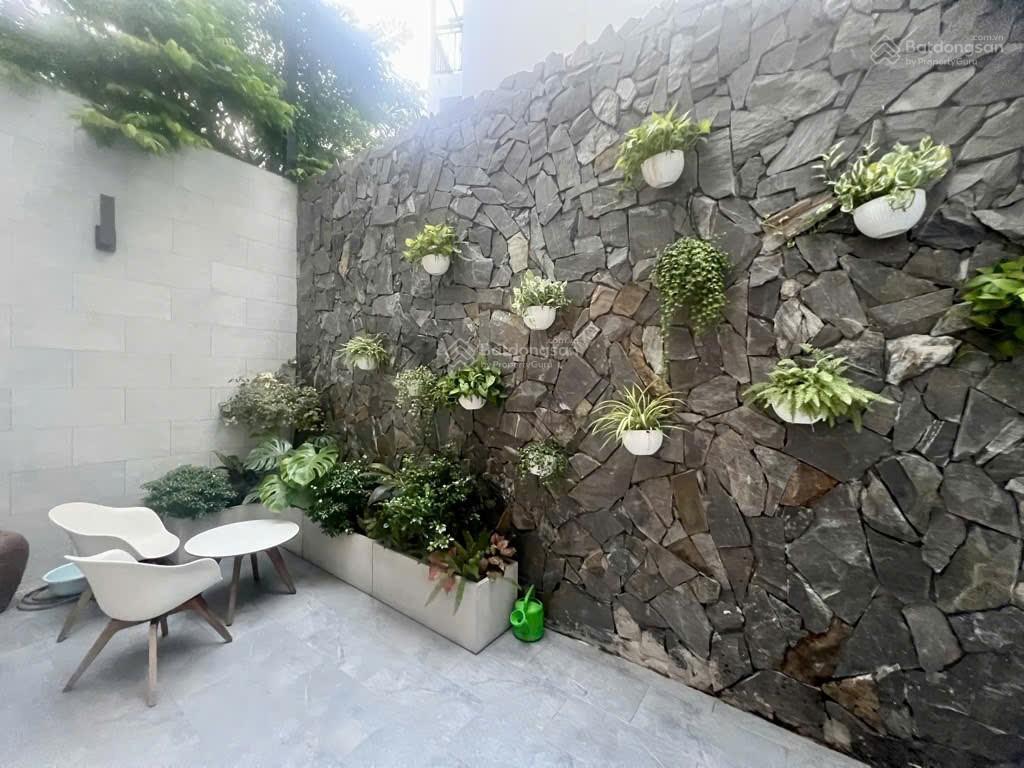 Cần bán căn nhà 5 tầng, thang máy, dt siêu to khổng lồ  nội thất đẹp, dân trí cao, an ninh tốt