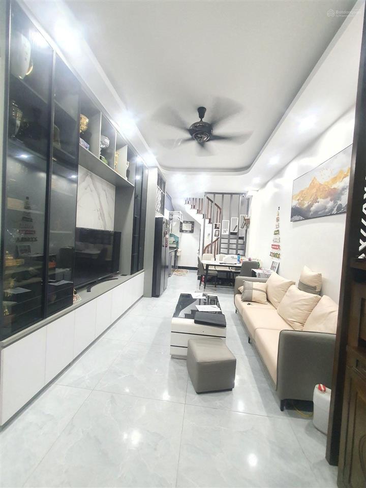 Nhà mới hoa động ô tô tránh gần công viên hồ cự khối phố hoa động, phường cự khối