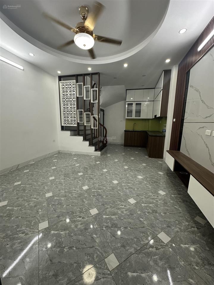 Nhà mới kính koong 5 tầng 3 phòng ngủ thạch bàn, long biên vị trí đẹp, ngõ nông