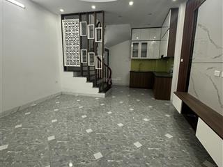 Nhà mới kính koong 5 tầng 3 phòng ngủ thạch bàn, long biên vị trí đẹp, ngõ nông