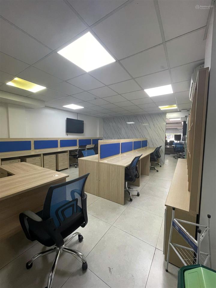 Cần cho thuê mặt bằng q2 văn phòng tầng trệt, diện tích 40m2, có đầy đủ nội thất văn phòng