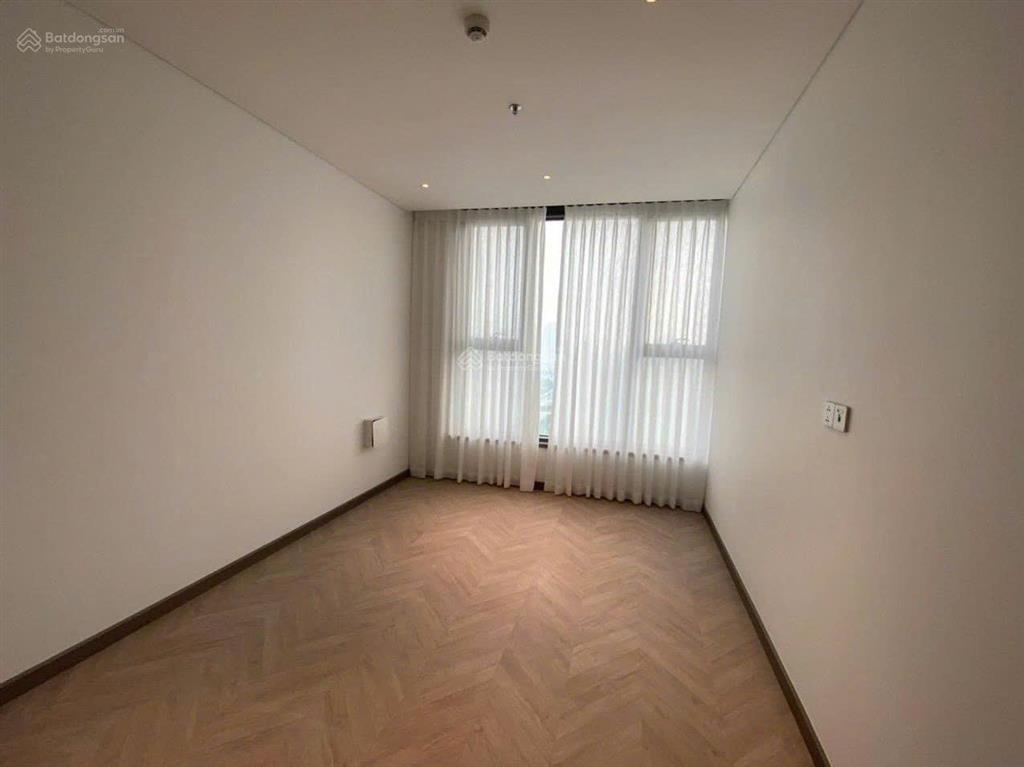 Chính chủ bán căn 117m2 3 ngủ view hồ, sẵn nội thất vào ở luôn,có 2 slot ô tô dưới hầm,0963 933 ***