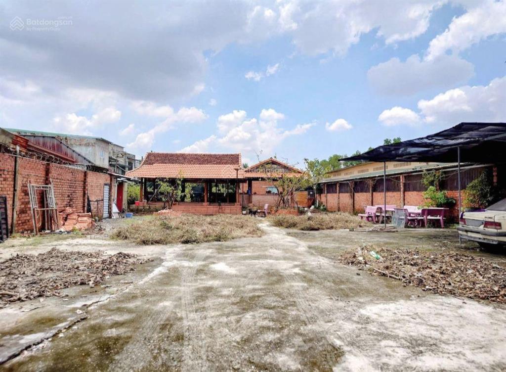 Bán lô đất dt khủng gần 1300m2 rẻ nhất khu vực.
an phú đông quận 12 đường xe tải chỉ hơn 18 tỷ