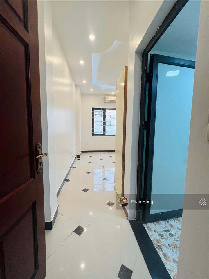 Bán nhà phố trạm ngay chân cầu vĩnh tuy  trung tâm long biên  nhà mới full nội thất  ngõ cực nôn