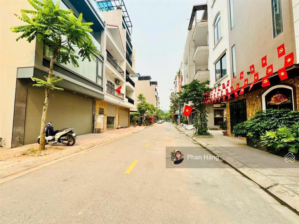 Bán mảnh đất tđc ngọc thuỵ  phân lô tô tô tránh  2 thoáng  gần công viên hồ điều hoà