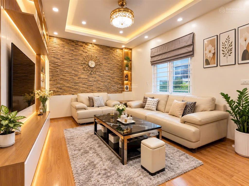 8.2 tỷ có nhà khẩu gia thuỵ bán gấp nhà nguyễn văn cừ 56m2 dân xây lô góc 2 mặt thoáng ô tô đỗ cửa