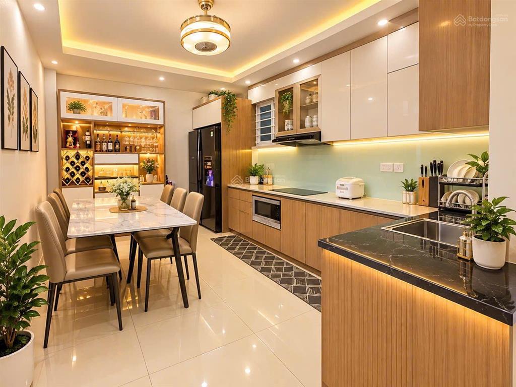 8.2 tỷ có nhà khẩu gia thuỵ bán gấp nhà nguyễn văn cừ 56m2 dân xây lô góc 2 mặt thoáng ô tô đỗ cửa