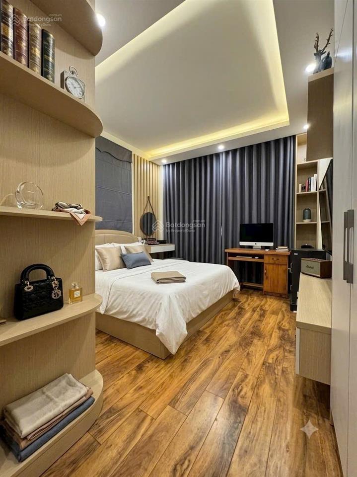 8.2 tỷ có nhà khẩu gia thuỵ bán gấp nhà nguyễn văn cừ 56m2 dân xây lô góc 2 mặt thoáng ô tô đỗ cửa