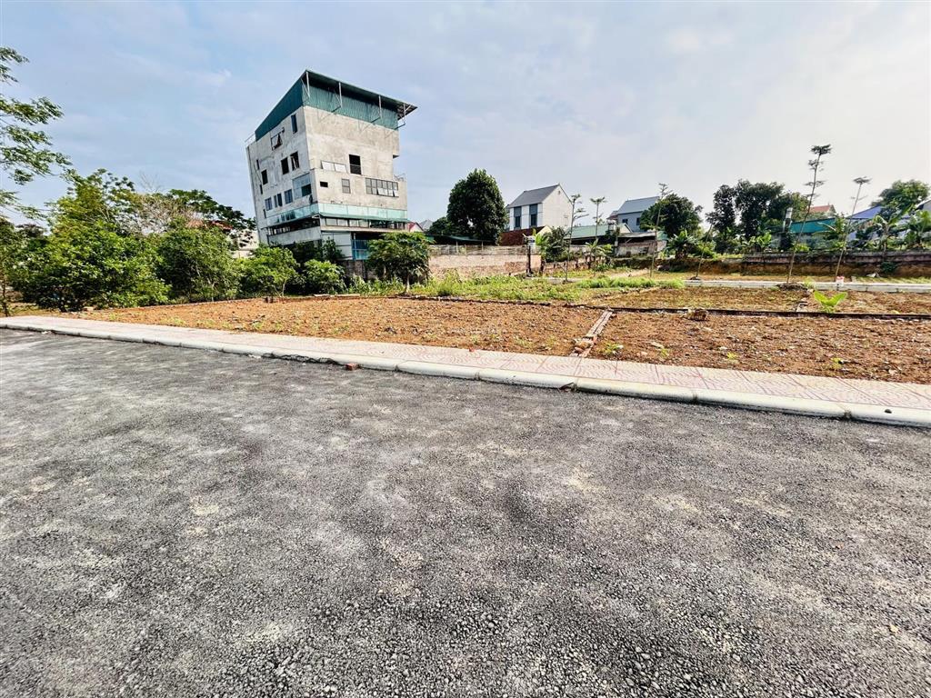 Lô 2 mặt tiền đông yên, quốc oai, 100m2 full thổ cư, nở hậu, giá 2.55 tỷ