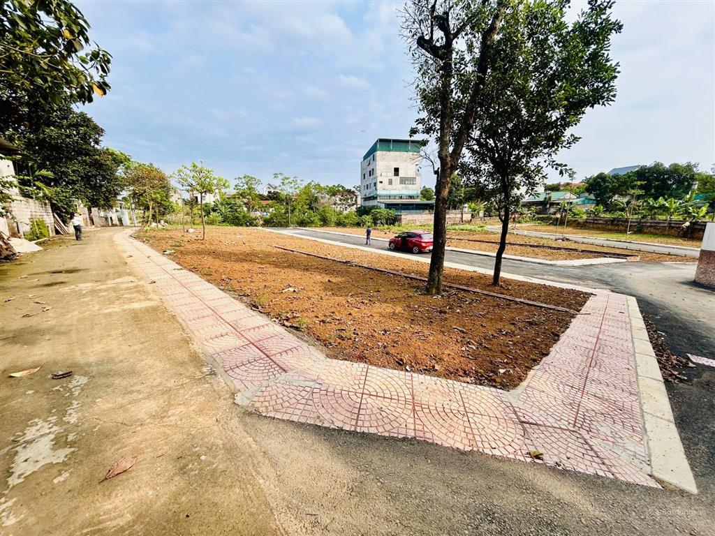Lô 2 mặt tiền đông yên, quốc oai, 100m2 full thổ cư, nở hậu, giá 2.55 tỷ