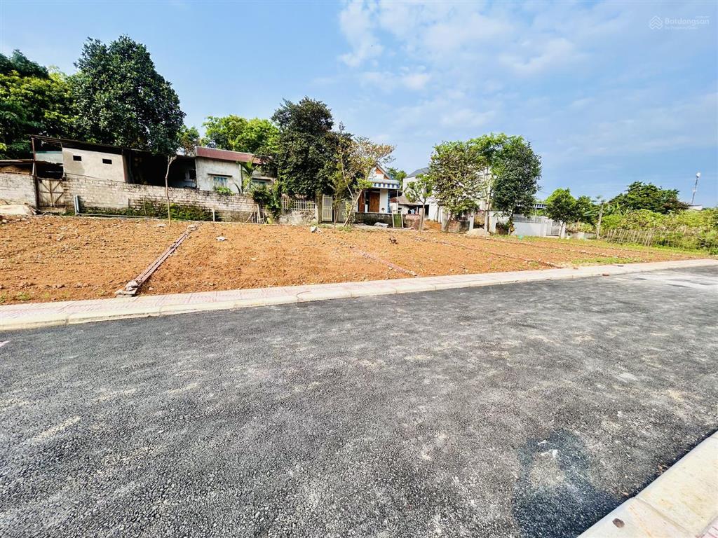 Lô 2 mặt tiền đông yên, quốc oai, 100m2 full thổ cư, nở hậu, giá 2.55 tỷ