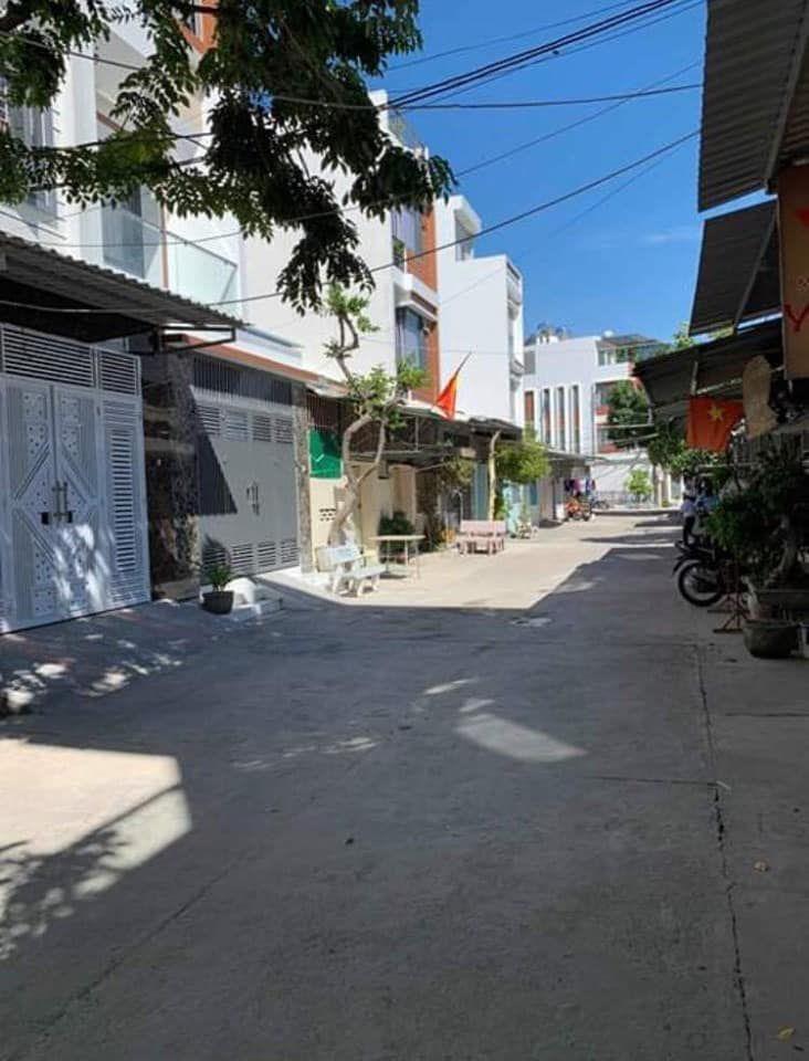 BÁN NHÀ CẤP CŨ MẶT TIỀN BÊ TÔNG 8M PHƯỜNG PHƯỚC LONG NHA TRANG 