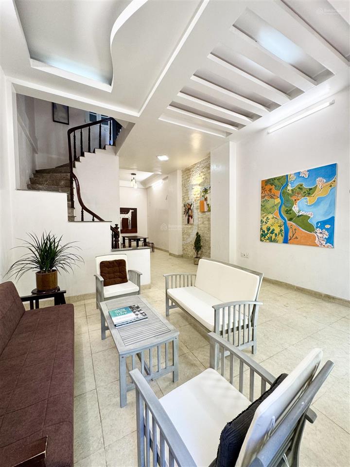 Cho thuê nhà riêng 3 tầng, 80m sân vườn, đầy đủ nội thất, decor nghệ thuật dọn vào ở ngay