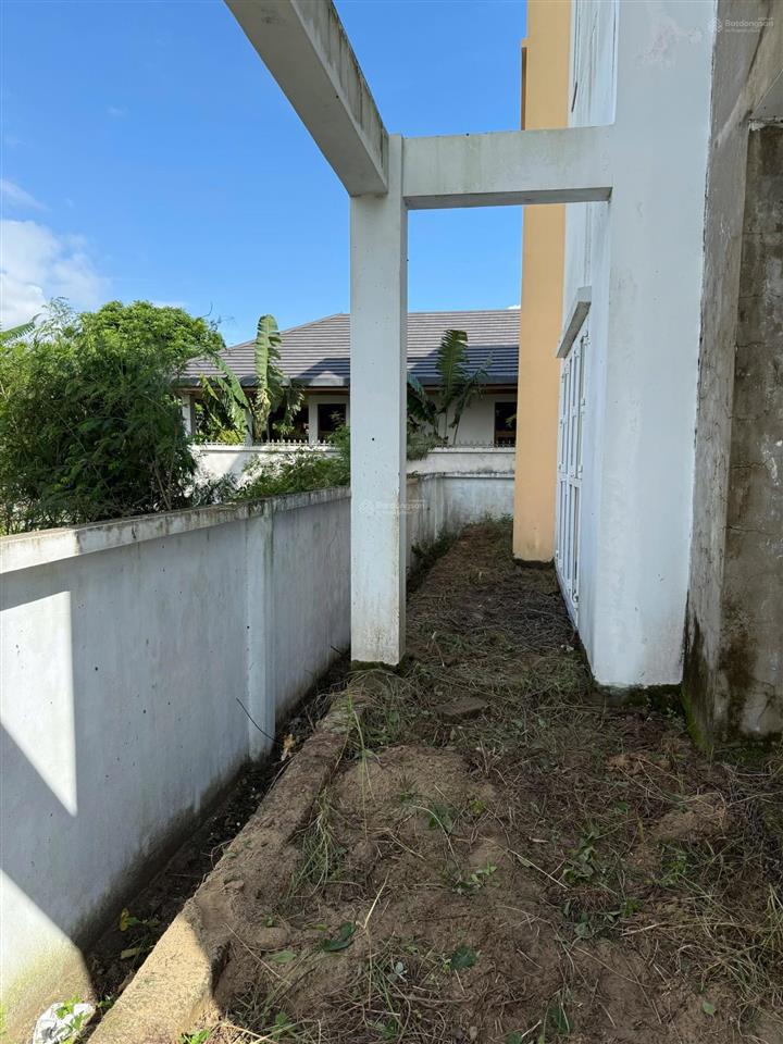 Chính chủ cần bán nhà biệt thự xây thô, hoàn thiện mặt ngoài, diện tích đất 216 m2, mặt đường ô tô