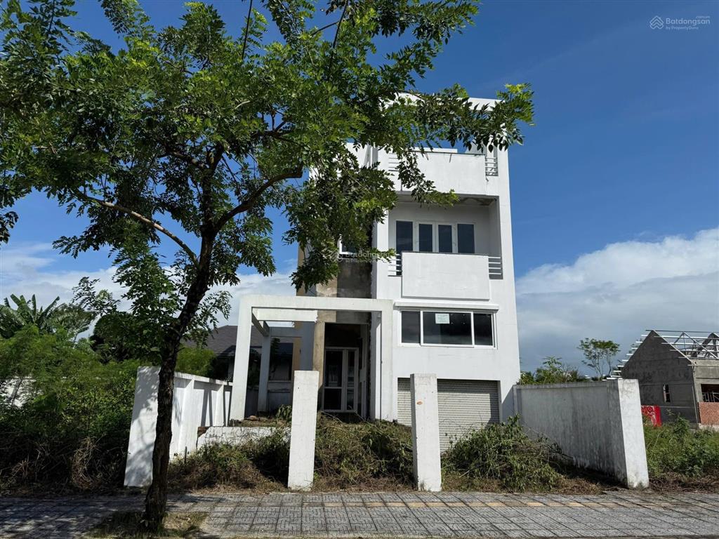 Chính chủ cần bán nhà biệt thự xây thô, hoàn thiện mặt ngoài, diện tích đất 216 m2, mặt đường ô tô