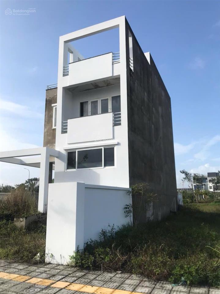 Chính chủ cần bán nhà biệt thự xây thô, hoàn thiện mặt ngoài, diện tích đất 216 m2, mặt đường ô tô