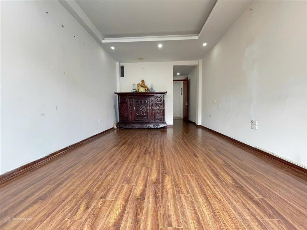 Nguyễn văn cừ 36m dân xây 5 tầng, cách ô tô 6m giá 8 tỷ, không quy hoạch