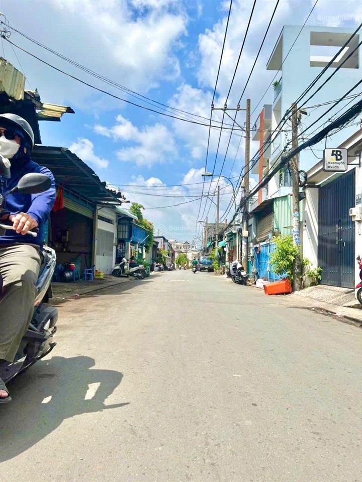 Chủ định cư bán gấp nhà hương lộ 2 đường nhựa 10m xe công vào nhà 4 x 19 (2 tầng) giá 5txx