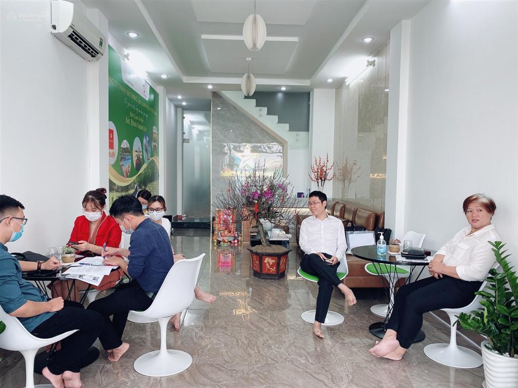 Cho thuê nhà nguyên căn setup văn phòng, 40tr/ tháng. dt 400m² full bàn ghế. ngay trần lựu quận 2