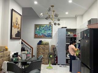 Nhà nở hậu l  nằm ngay khu đường số q4