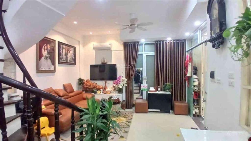 8.35 tỷ, tôi cần bán căn nhà phố đại từ 5 tầng 32m2, lô góc, mặt tiền 6m, gần chợ đại từ, dân xây.