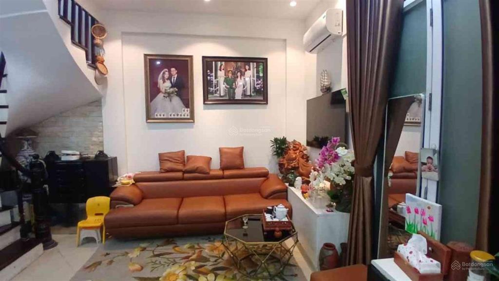 8.35 tỷ, tôi cần bán căn nhà phố đại từ 5 tầng 32m2, lô góc, mặt tiền 6m, gần chợ đại từ, dân xây.
