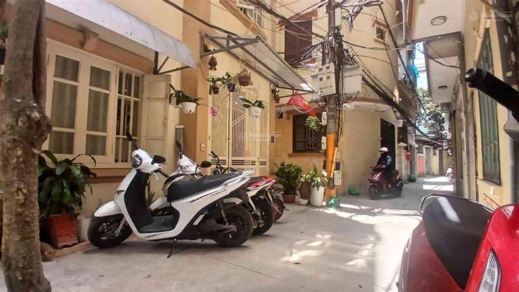 8.35 tỷ, tôi cần bán căn nhà phố đại từ 5 tầng 32m2, lô góc, mặt tiền 6m, gần chợ đại từ, dân xây.