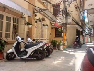 8.35 tỷ, tôi cần bán căn nhà phố đại từ 5 tầng 32m2, lô góc, mặt tiền 6m, gần chợ đại từ, dân xây.