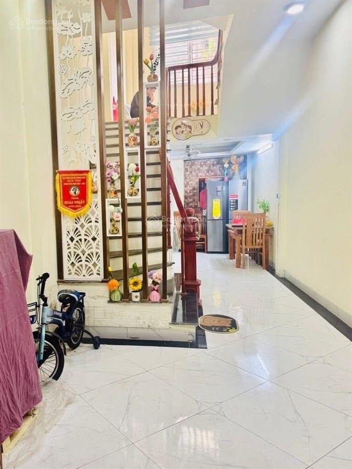 Nhỉnh 6tỷ, tôi cần bán căn nhà 5 tầng cầu bươu, 30m ra ô tô, view sau là chung cư thoáng vĩnh viễn.