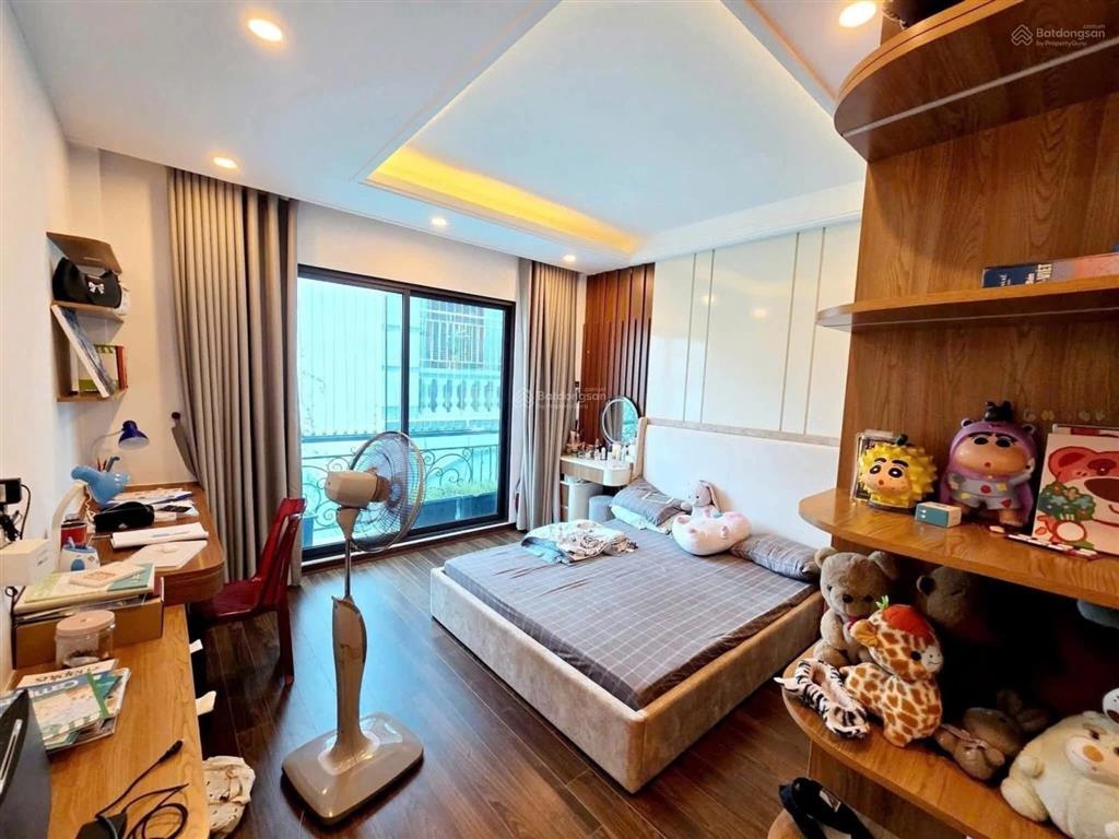 Nhỉnh 6tỷ, tôi cần bán căn nhà 5 tầng cầu bươu, 30m ra ô tô, view sau là chung cư thoáng vĩnh viễn.