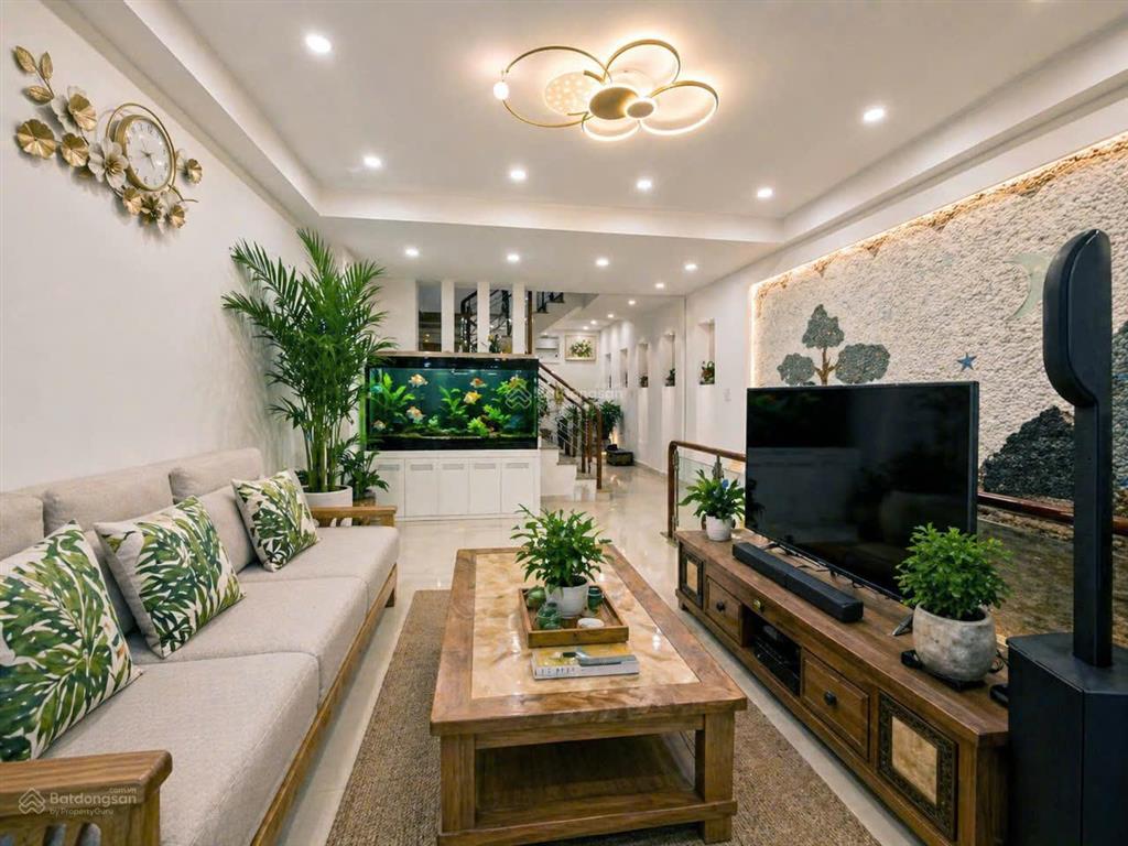 Chính chủ bán nhà riêng 4 tầng tại phố trần nguyên hãn, cách mặt phố chỉ 20m.