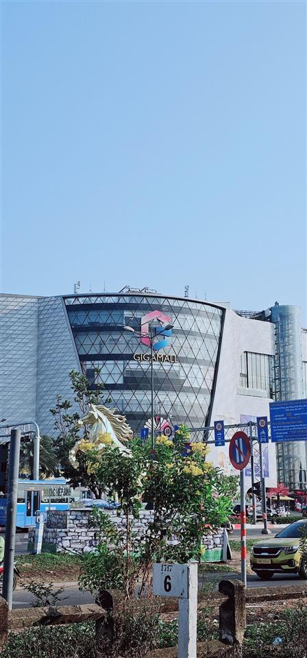 Nhà hxh sát chợ bình triệu  đối diện gigamall  ql13  phạm văn đồng  3 lầu  3pn chỉ 4đ hơn