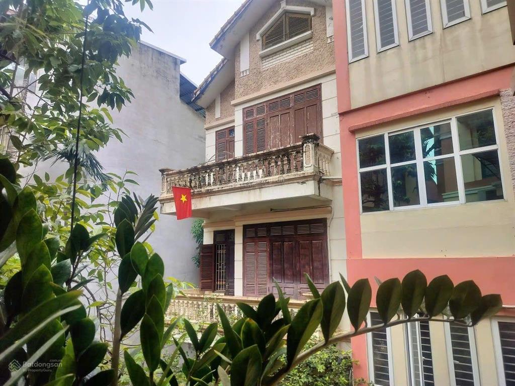 Chính chủ f0 lạc long quân cầu giấy mặt tiền khủng, có thể chia 2 lô vuông vắn, ngõ ô tô vào nhà.