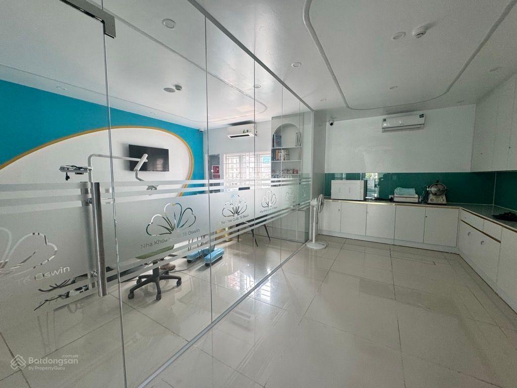 Nhà mặt phố, bố làm to chủ fo  mặt đường 40m ngay ngã ba xuân diệu  showroom cực đẹp .