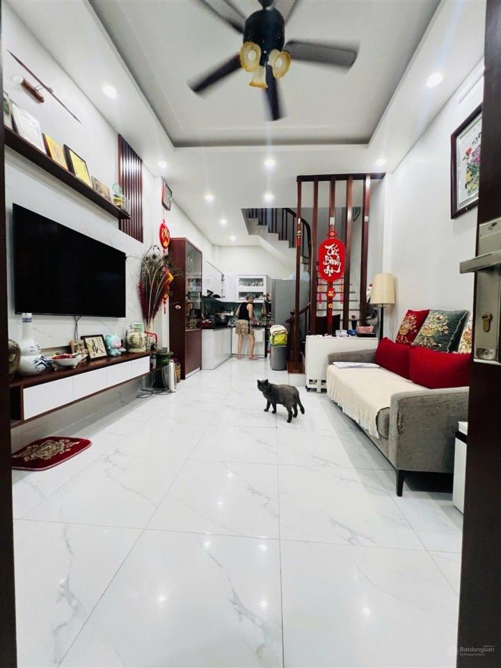 Bán nhà gần hồ tây  cách mặt phố 50m  phân lô  ô tô đỗ cổng nhà đẹp ở ngay tặng full nội thất