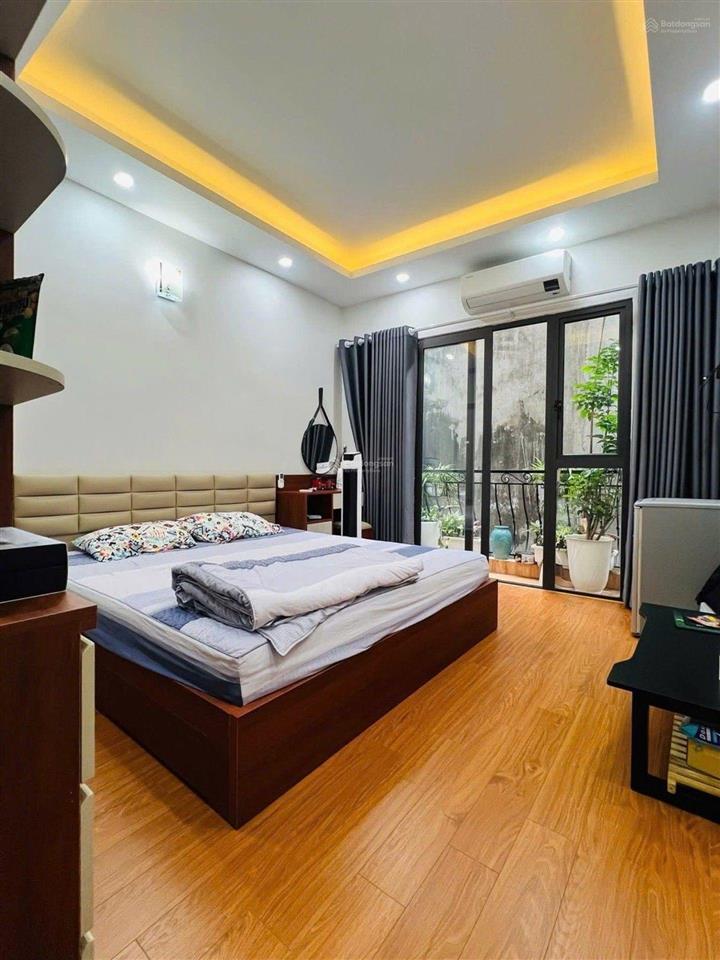 Bán nhà gần hồ tây  cách mặt phố 50m  phân lô  ô tô đỗ cổng nhà đẹp ở ngay tặng full nội thất