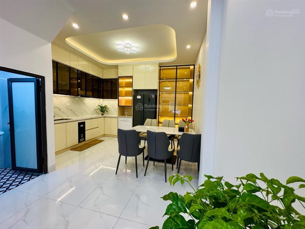 Giảm giá. nhà đẹp dân xây dương quảng hàm, ngõ thông tứ tung, 3 gác tránh, sát phố, thoáng, 42m2*5t