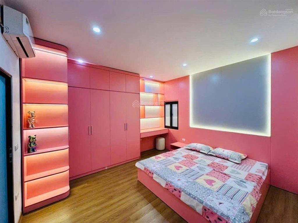 Nhỏ xinh nhà xuân thủy. ngõ rộng 3m, 70m ra phố, kinh doanh, kcbt chắc chắn, sân xe, thoáng, 41m2