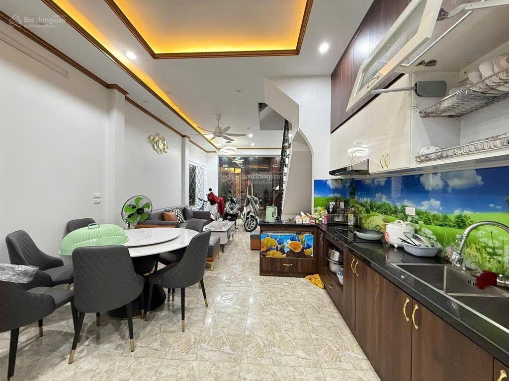 Nhỏ xinh nhà xuân thủy. ngõ rộng 3m, 70m ra phố, kinh doanh, kcbt chắc chắn, sân xe, thoáng, 41m2