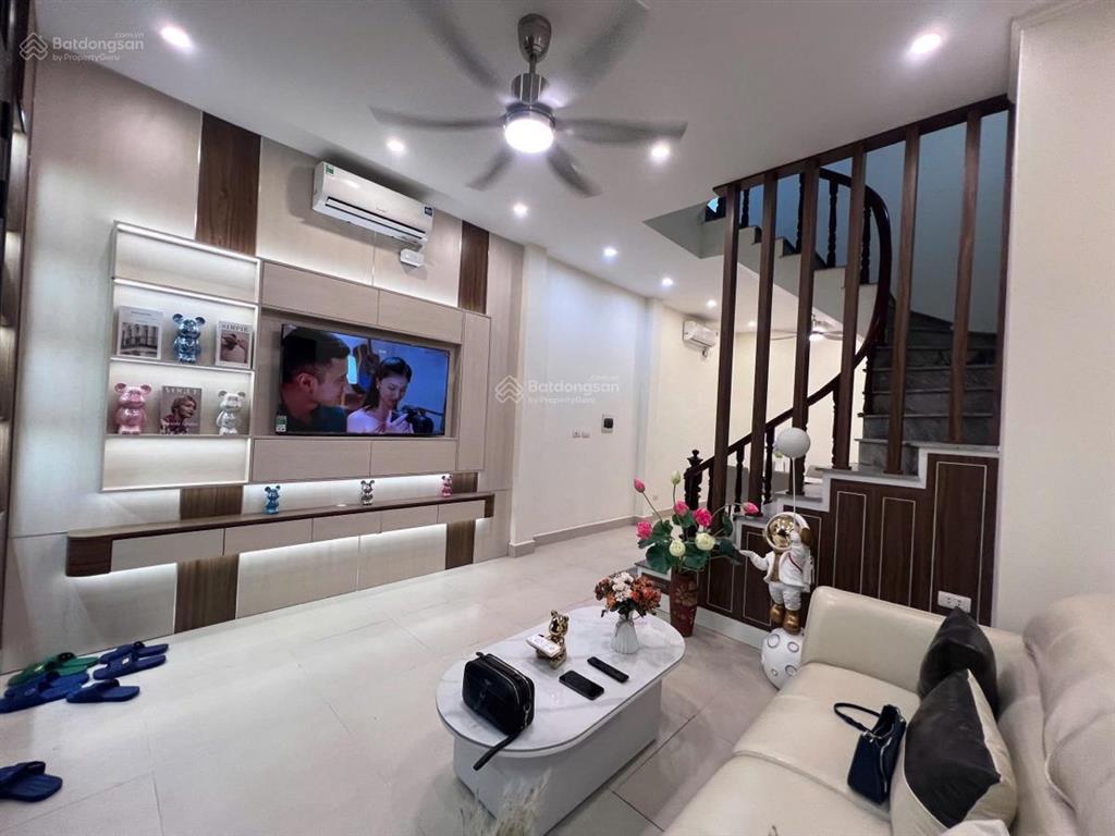 Giá cực tốt. nhà trần thái tông, dân ở giữ gìn, ngõ trải nhựa văn minh, 70m ra phố, ba gác đỗ, 50m2