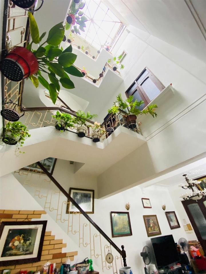 Quá rẻ. lô góc cầu giấy, ngõ thông, kinh doanh đa dạng, ô tô tránh 50m, xây kcbt, thoáng sáng, 41m2