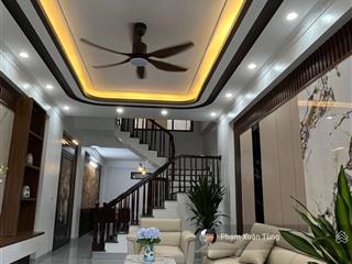 Trung tâm cầu giấy, ngõ 3 gác tránh, thông, gần phố, thoáng, đẹp nhất phân khúc, ở ngay, 42m2*5t